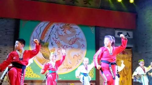 小朋友跆拳道表演视频,活力四溢的舞台瞬间